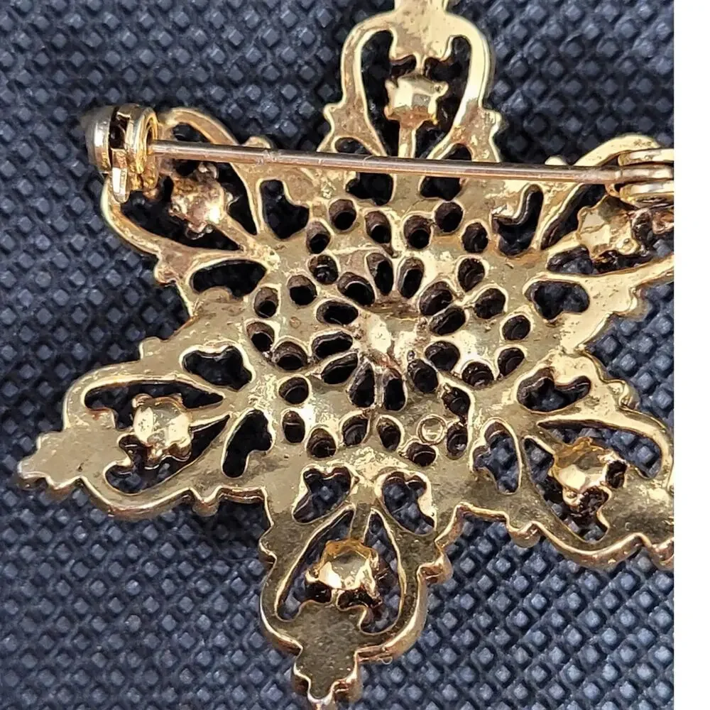 Gold-Plated Vintage Starburst Brooch Faceted Green Stone –‎ Retro Chic Accessory
